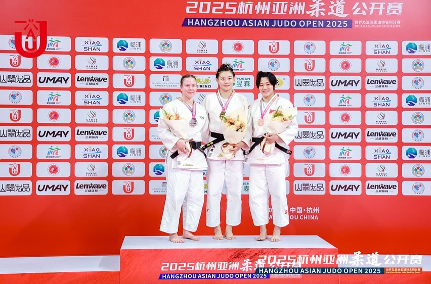 Saya Middleton (Perth Judo Club) with the silver medal in the Women’s Under 70kg category.