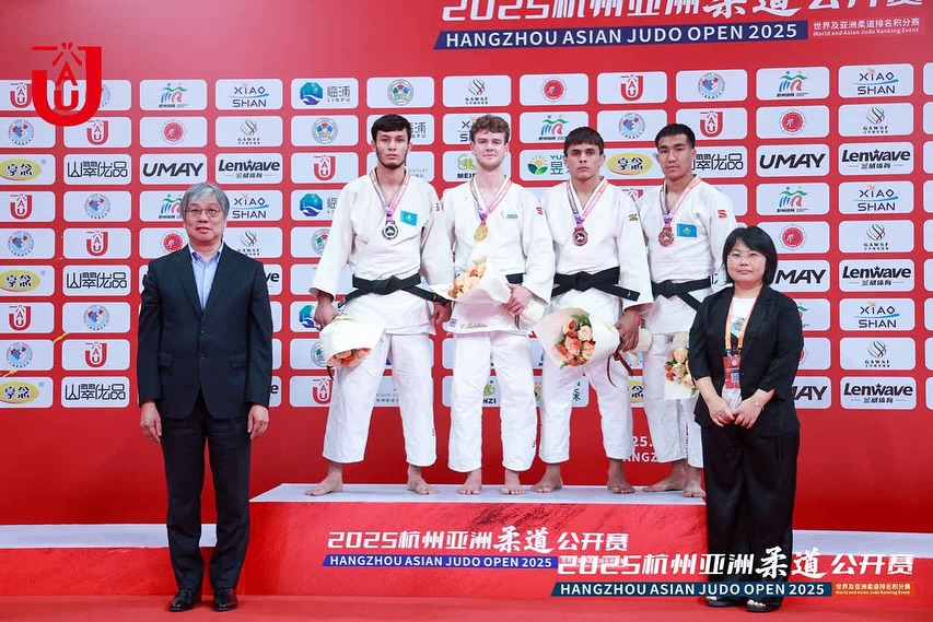 Vas Middleton (Perth Judo Club) on top of the podium after claiming gold in the Men’s Under 66kg category.